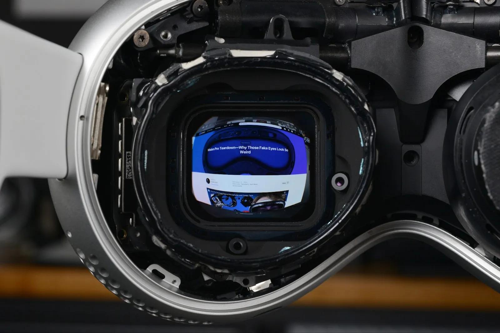 iFixit 用显微镜观察 Vision Pro 的 MicroOLED 显示真正的分辨率